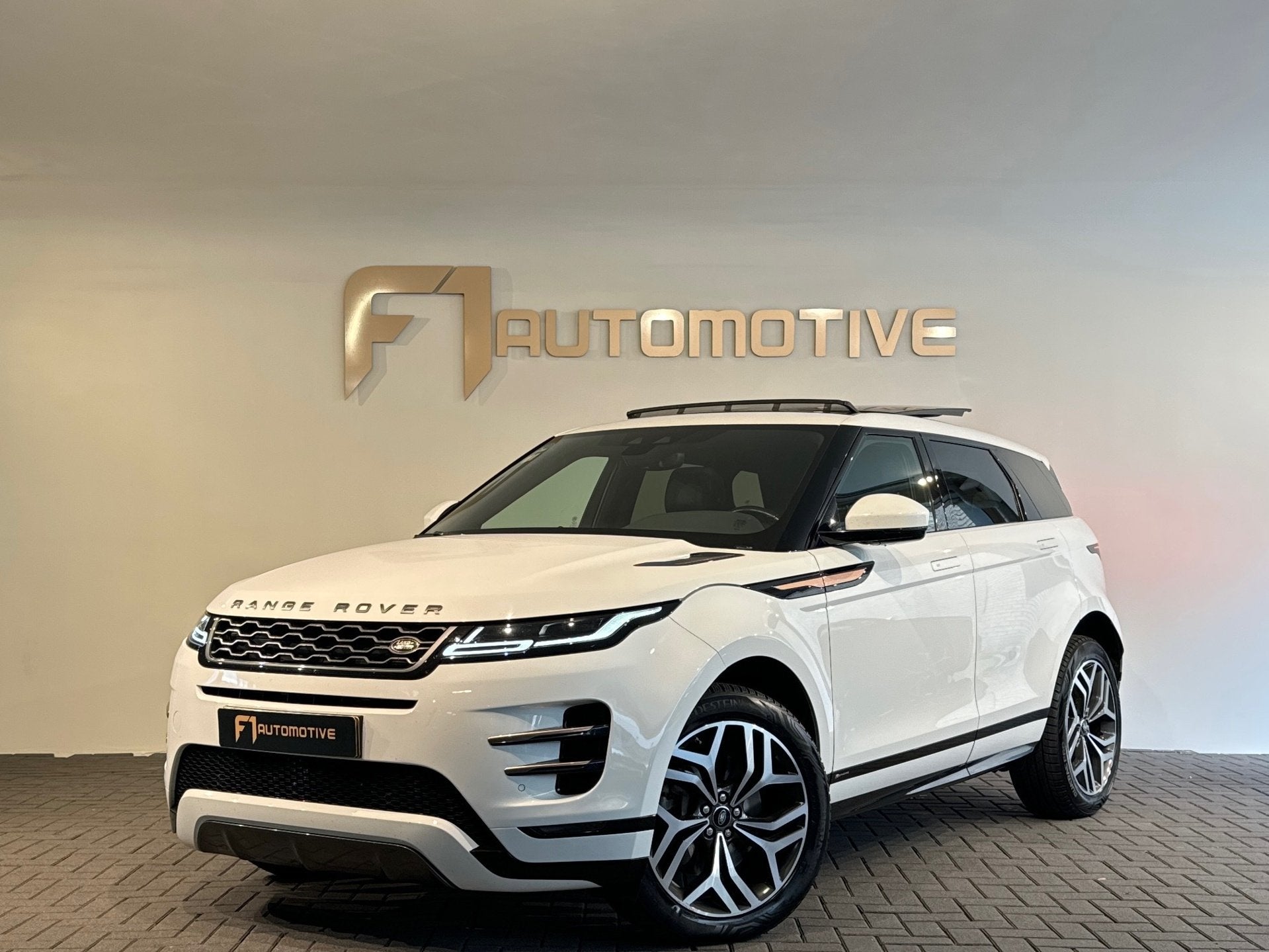 Land Rover Range Rover Evoque 2.0 P200 AWD R-Dynamic Pano, Auto's, Land Rover, 1800 kg, 4 cilinders, Wit, Bedrijf