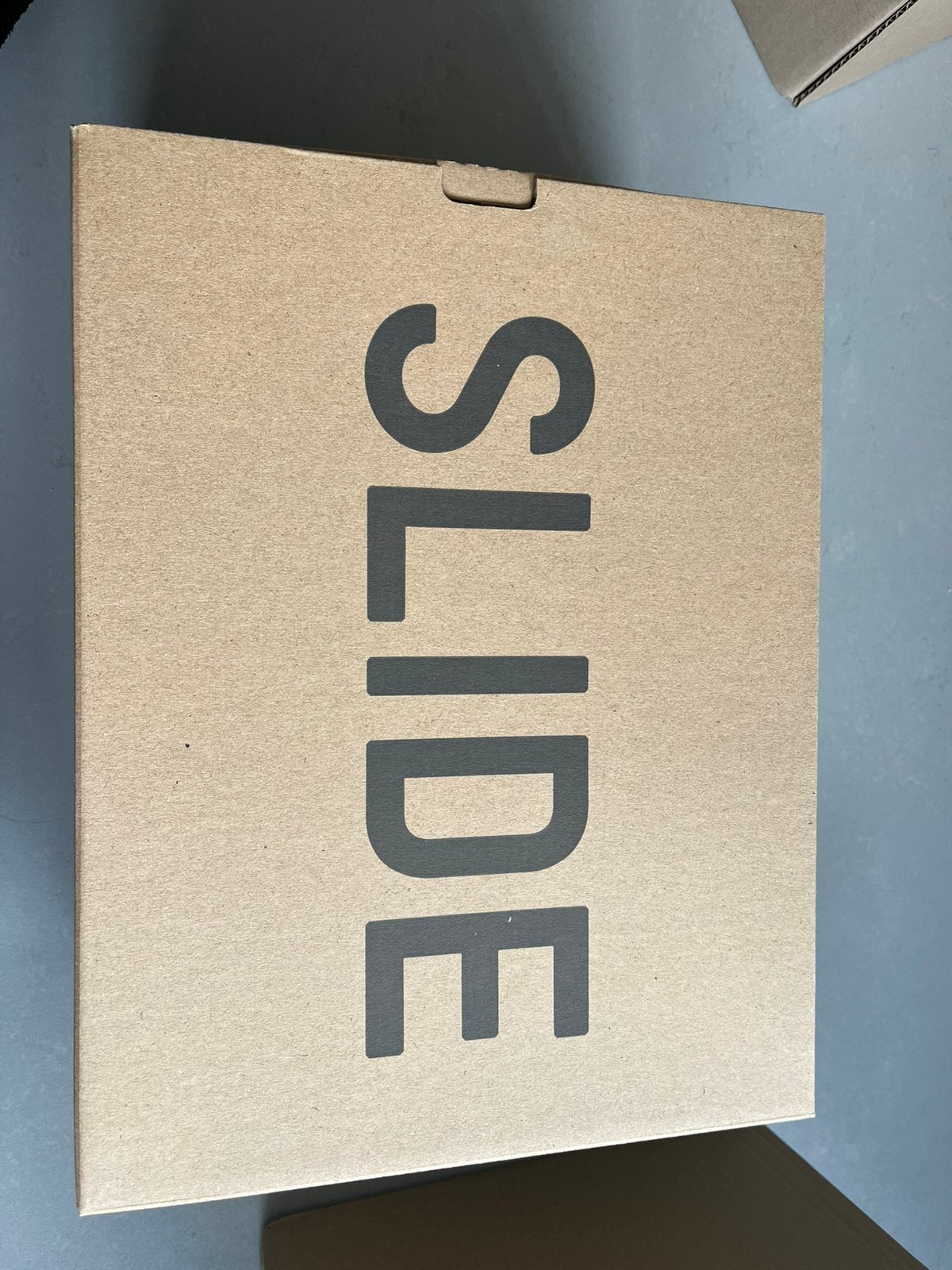 Yeezy slide granite maat 43, Kleding | Heren, Slippers, Zwart, Nieuw, Ophalen of Verzenden