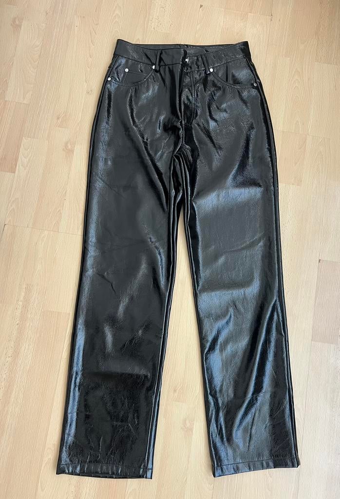 Broek met lakeffect, Maat 38/40 (M), Zwart, Ophalen of Verzenden, Zo goed als nieuw