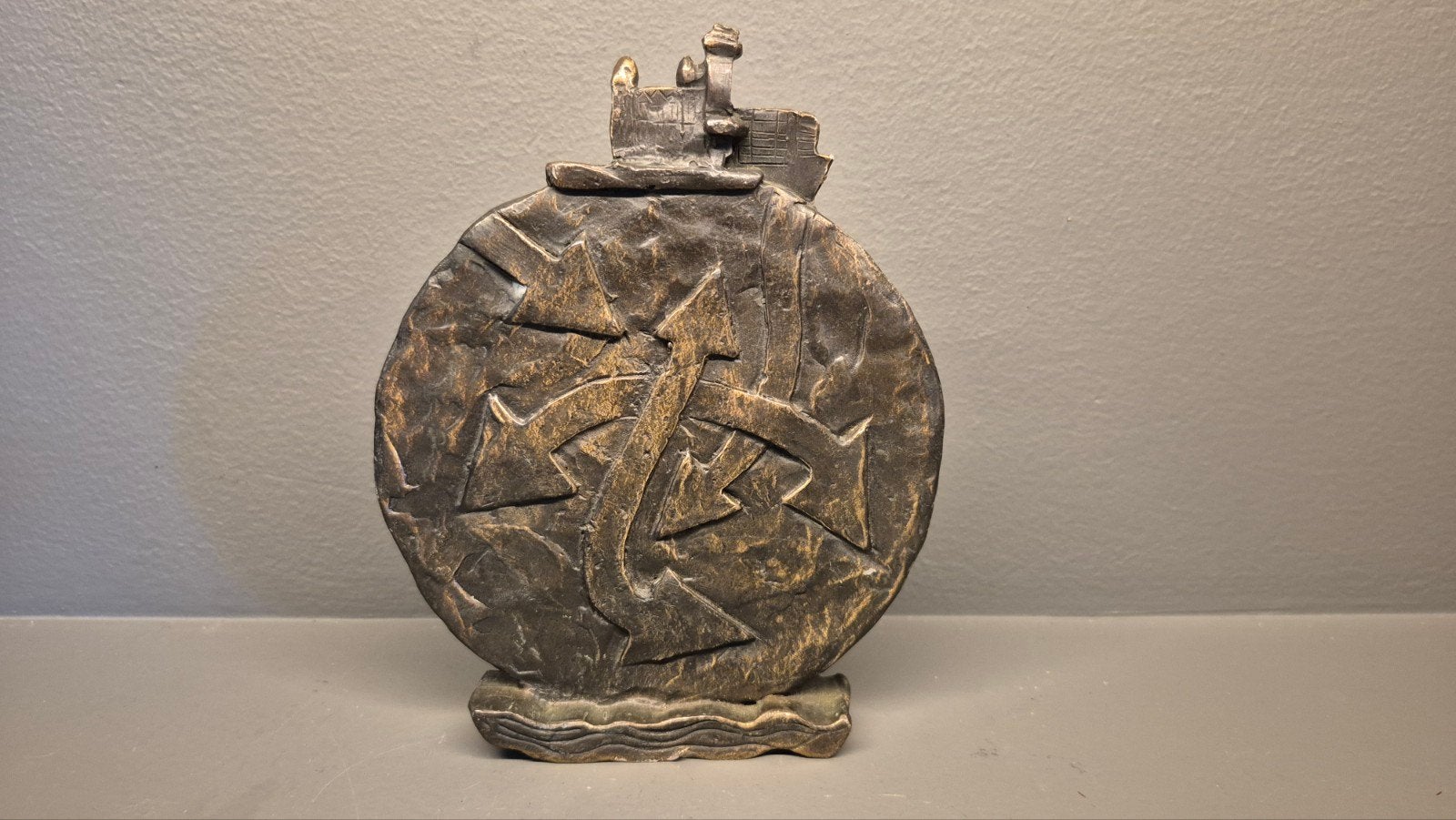 Bronzen sculptuur met abstracte pijlen en gebouwen, 15.5 cm, Minder dan 20 cm, Ophalen of Verzenden, Beeld, Abstract