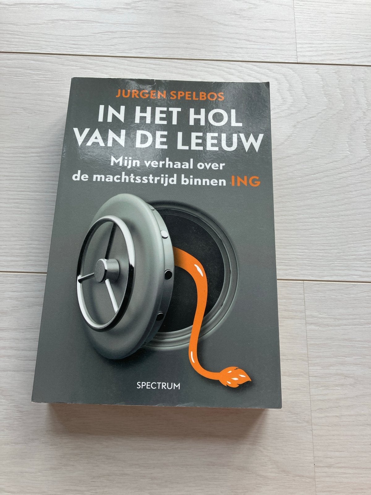 In het hol van de leeuw - Jurgen Spelbos (ING), Ophalen of Verzenden, Gelezen, Overige
