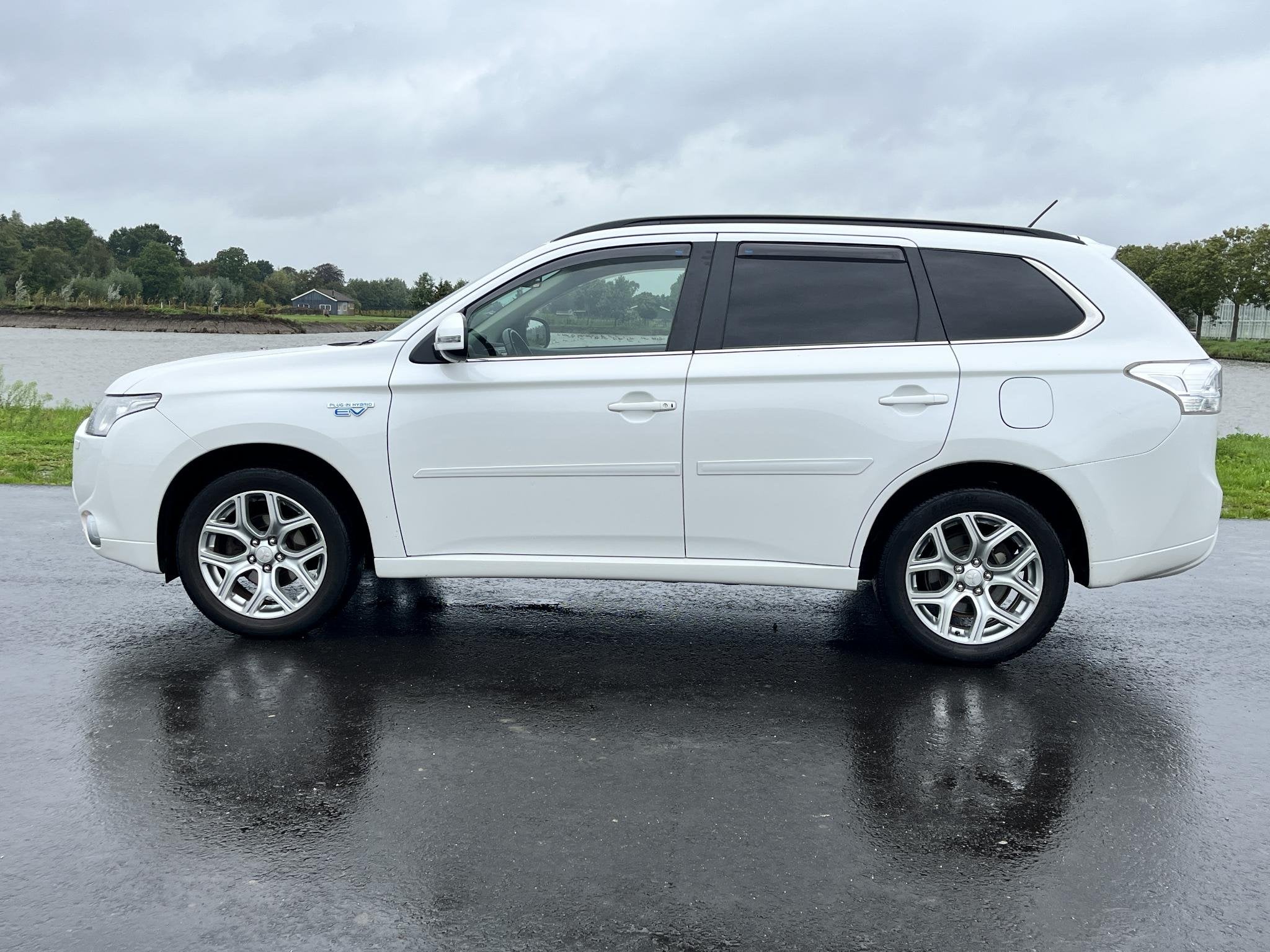 Mitsubishi Outlander 2.0 PHEV Instyle Clima, cruise, camera,, 1998 cc, Euro 6, 4 cilinders, Wit