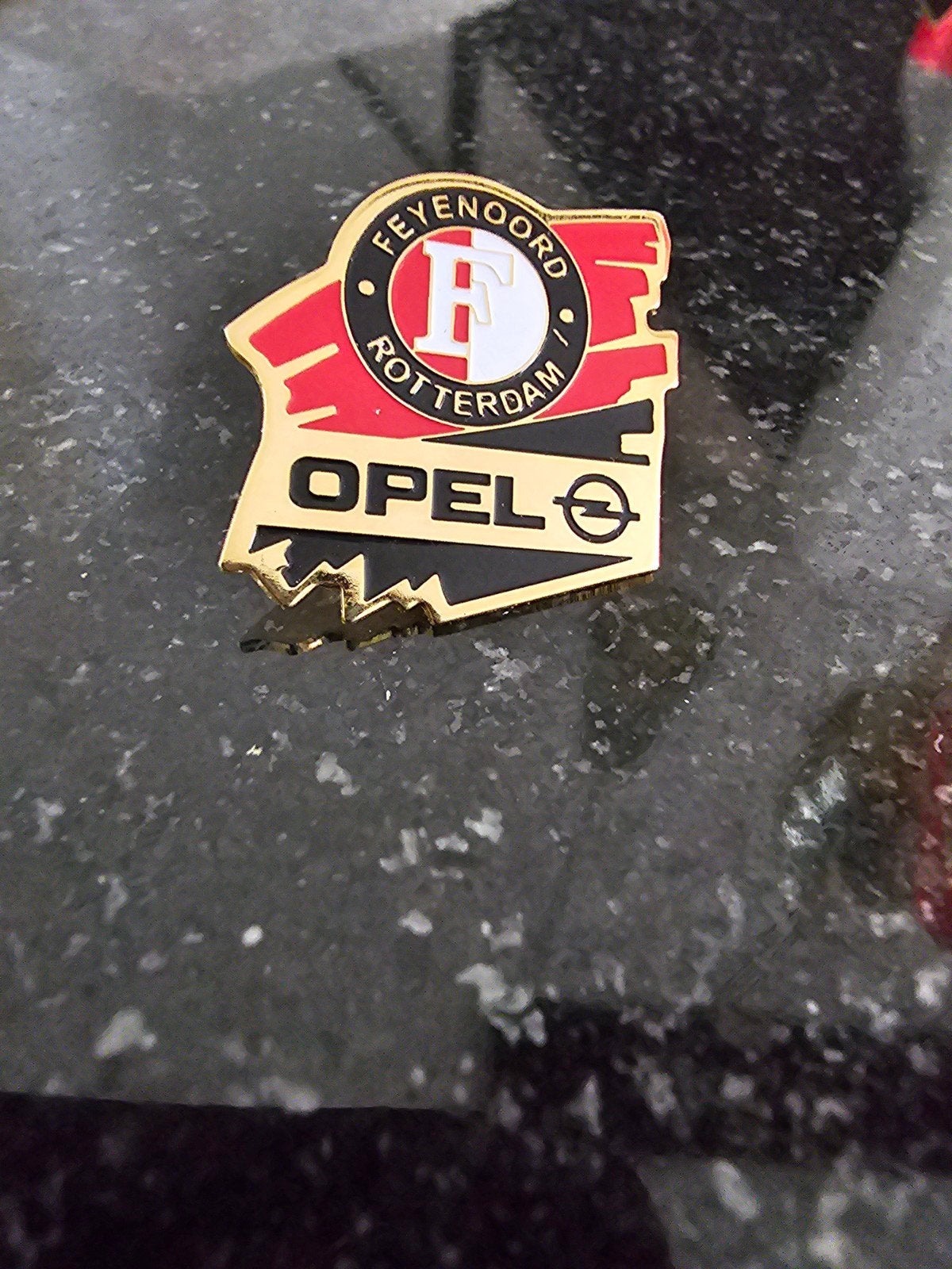 Feyenoord Opel Speldje/Pin - Voetbal Fan Item, Ophalen of Verzenden, Zo goed als nieuw, Sport, Speldje of Pin