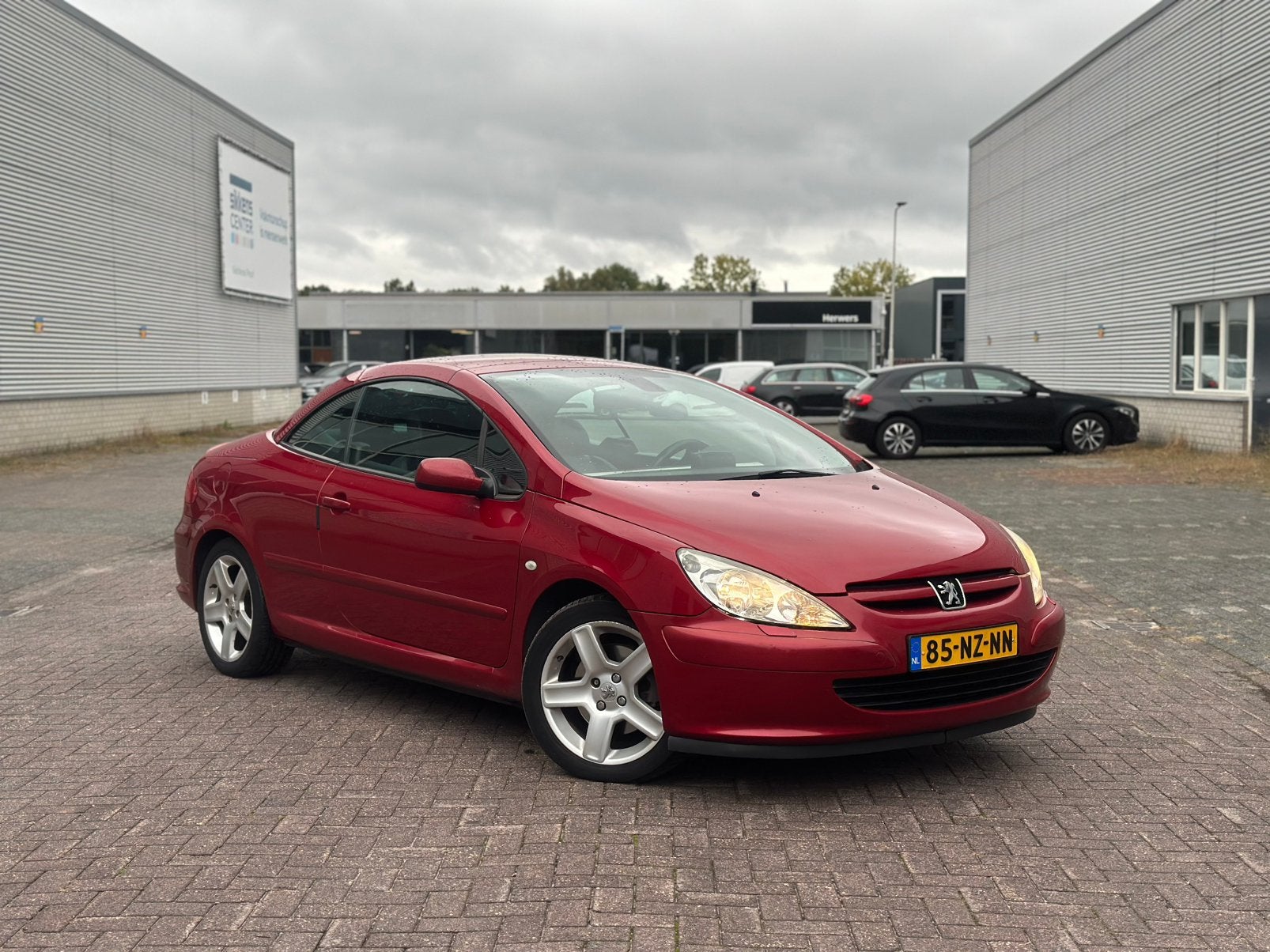 Peugeot 307 2.0 16V CC 130KW 2004 Rood 177pk, Auto's, Voorwielaandrijving, 730 kg, Zwart, 4 cilinders