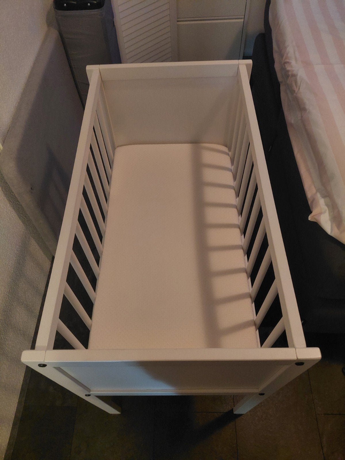 Wit wiegje + matras + 2 moltons + 2 hoeslakens, Kinderen en Baby's, Babywiegjes en Ledikanten, Ophalen, Gebruikt, Wieg