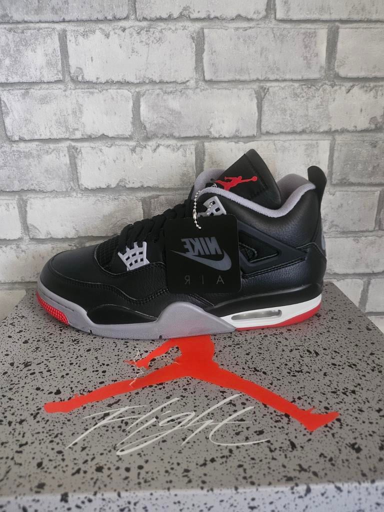 Air Jordan 4 retro BRED REIMAGINED maat 44, Kleding | Heren, Schoenen, Ophalen of Verzenden, Nieuw, Zwart