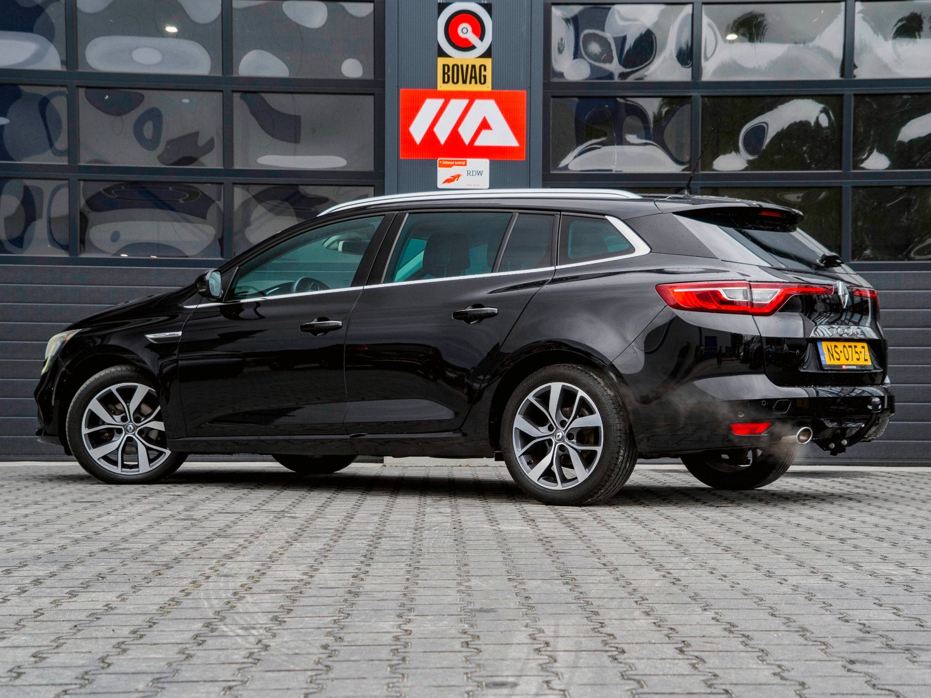 Renault Mégane Estate 1.2 TCe Bose 130 PK l NL AUTO l BOSE, Gebruikt, 4 cilinders, Leder en Stof, Origineel Nederlands
