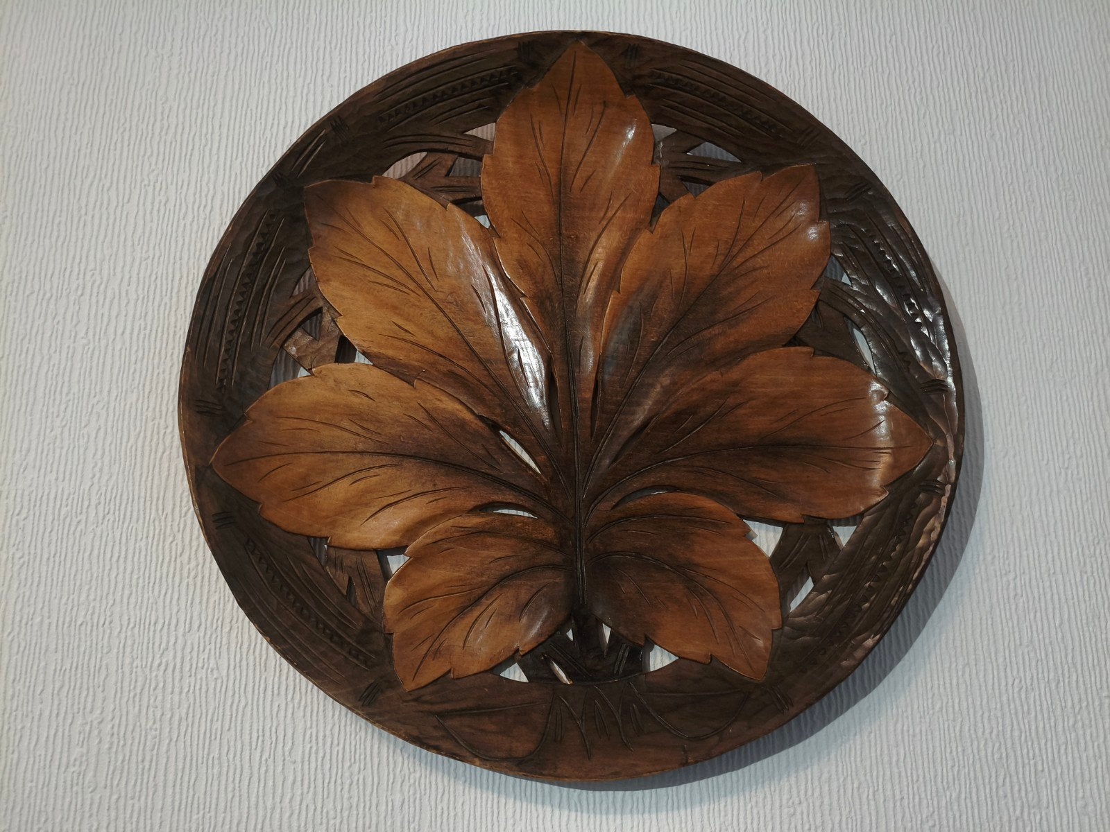 Houten Wanddecoratie met Bladmotief - 34 cm Diameter, Ophalen of Verzenden, Handgemaakt, Wanddecoratie, 20 - 50 cm