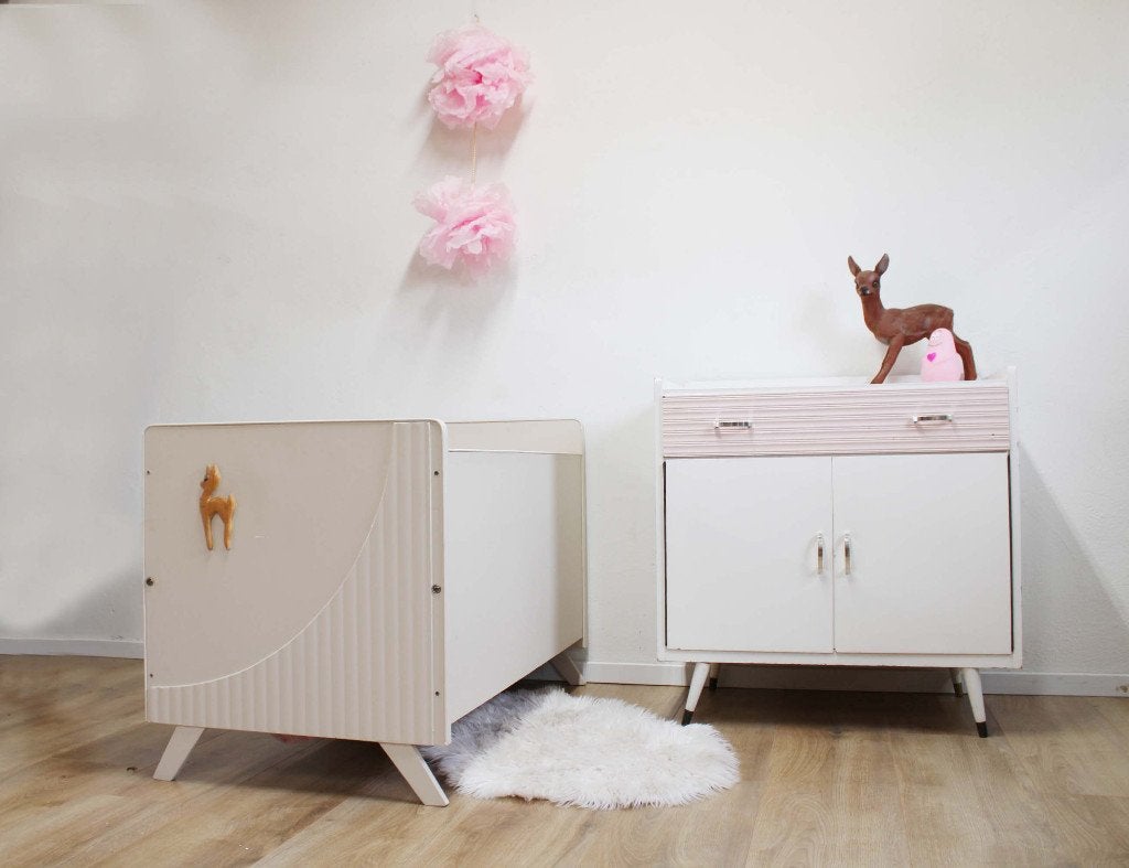 Vintage commode met ledikantje met hertje. Houten retro kast, O, O, 75 tot 100 cm, Commode