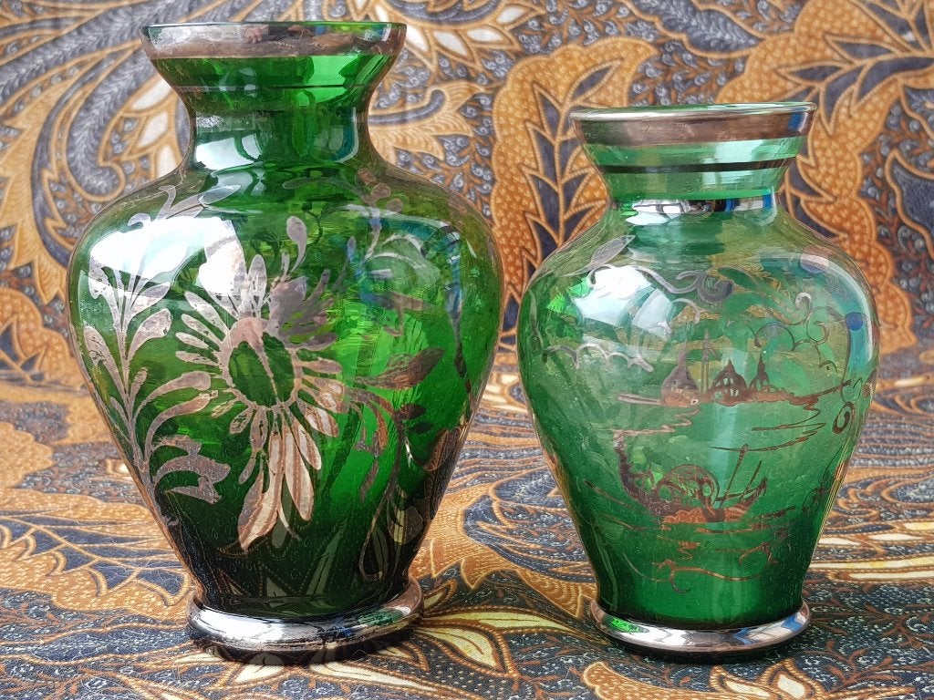 Twee antieke vaasjes uit Engeland van groen glas en zilver.