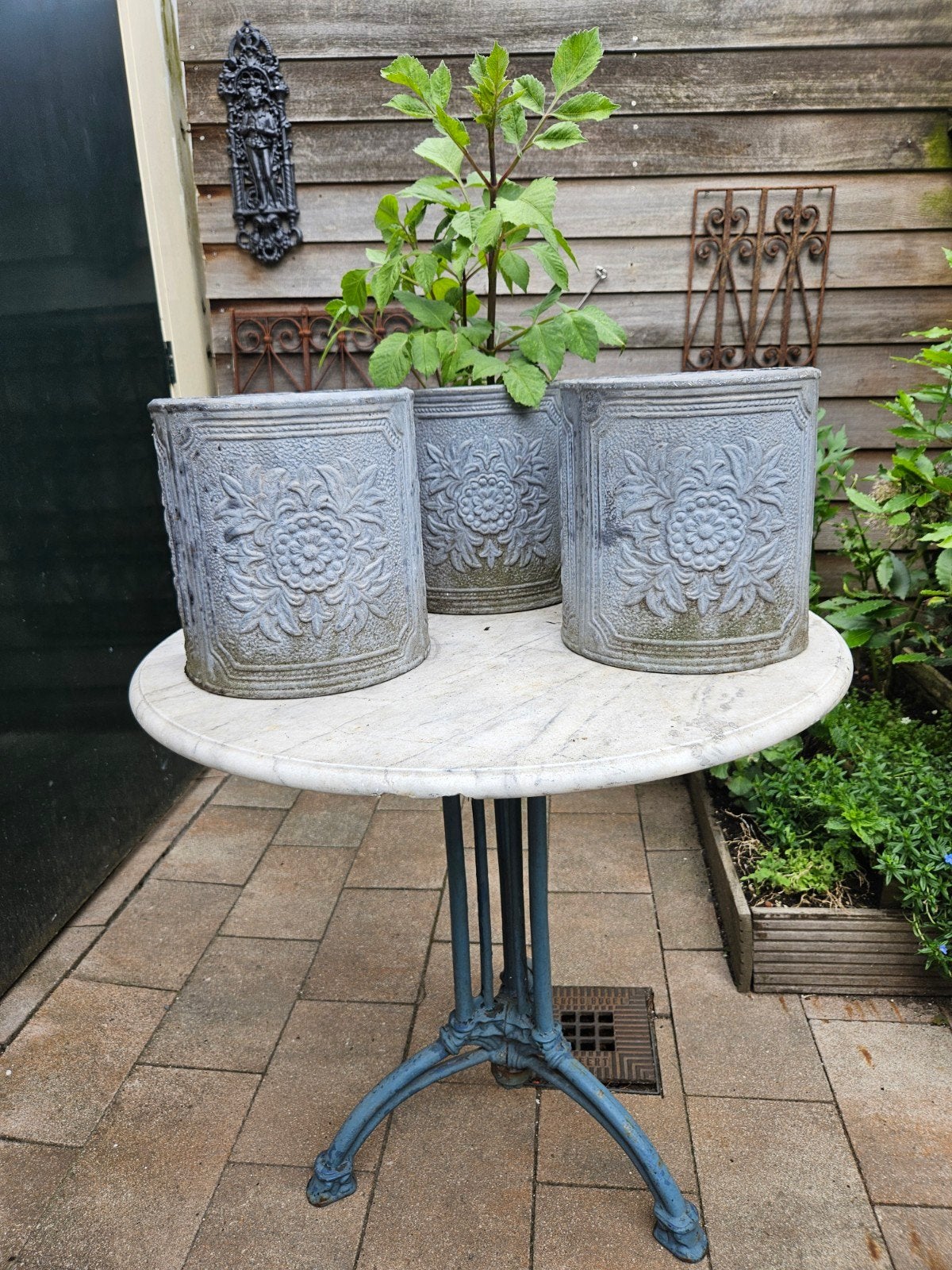 Set van 3 Engelse loden bloempotten met reliëf, Tuin en Terras, Bloempotten, 25 tot 40 cm, Gebruikt, Rond, Ophalen of Verzenden
