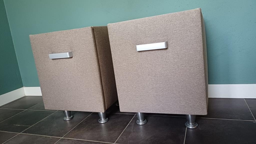 2 grijze nachtkastjes stof grijs glasplaat Classico stoffen, Huis en Inrichting, Slaapkamer | Nachtkastjes, Ophalen, Zo goed als nieuw