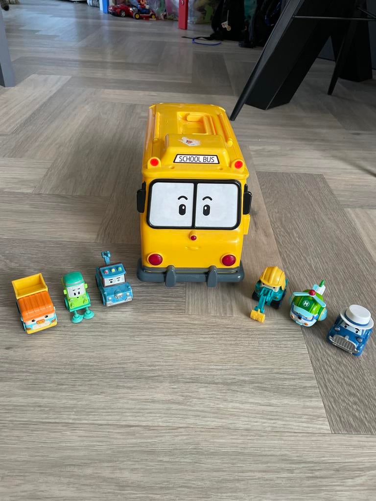 Schoolbus met 6 Robocar Poli voertuigen 3 grotere voertuigen, Ophalen of Verzenden, Gebruikt