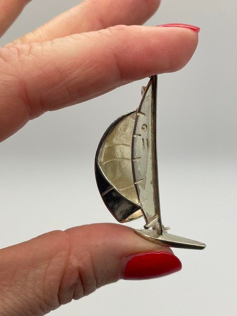 D757 Prachtige zilveren broche zeilboot, Ophalen of Verzenden, Zilver, Broche