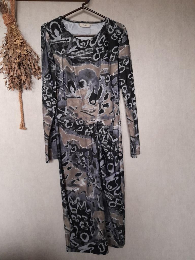 Mooie jurk van Nelle. Travelstof, Kleding | Dames, Jurken, Zwart, Maat 42/44 (L), Nelle, Ophalen of Verzenden