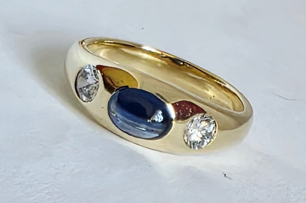 Gouden ring met saffier en diamanten 0,36kt, Ophalen of Verzenden, Zo goed als nieuw, 17 tot 18, Dame of Heer