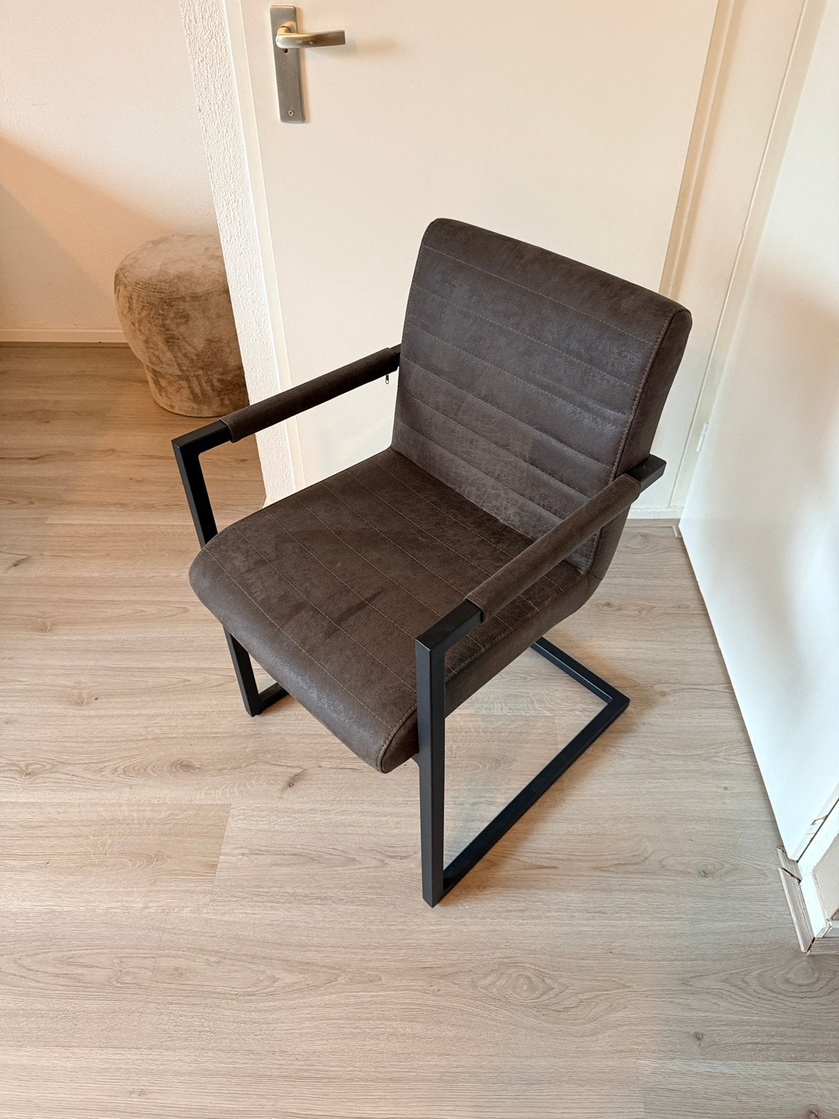 4x industriële eetkamerstoelen donkergrijs – armleuningen, Ophalen, Zo goed als nieuw, Grijs, Vier