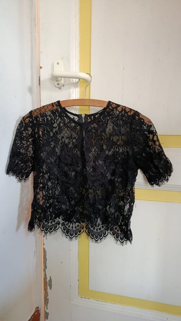 Zwarte kanten crop top van Forever 21, Kleding | Dames, Tops, Zo goed als nieuw, Maat 36 (S), Zwart, Korte mouw, Ophalen of Verzenden