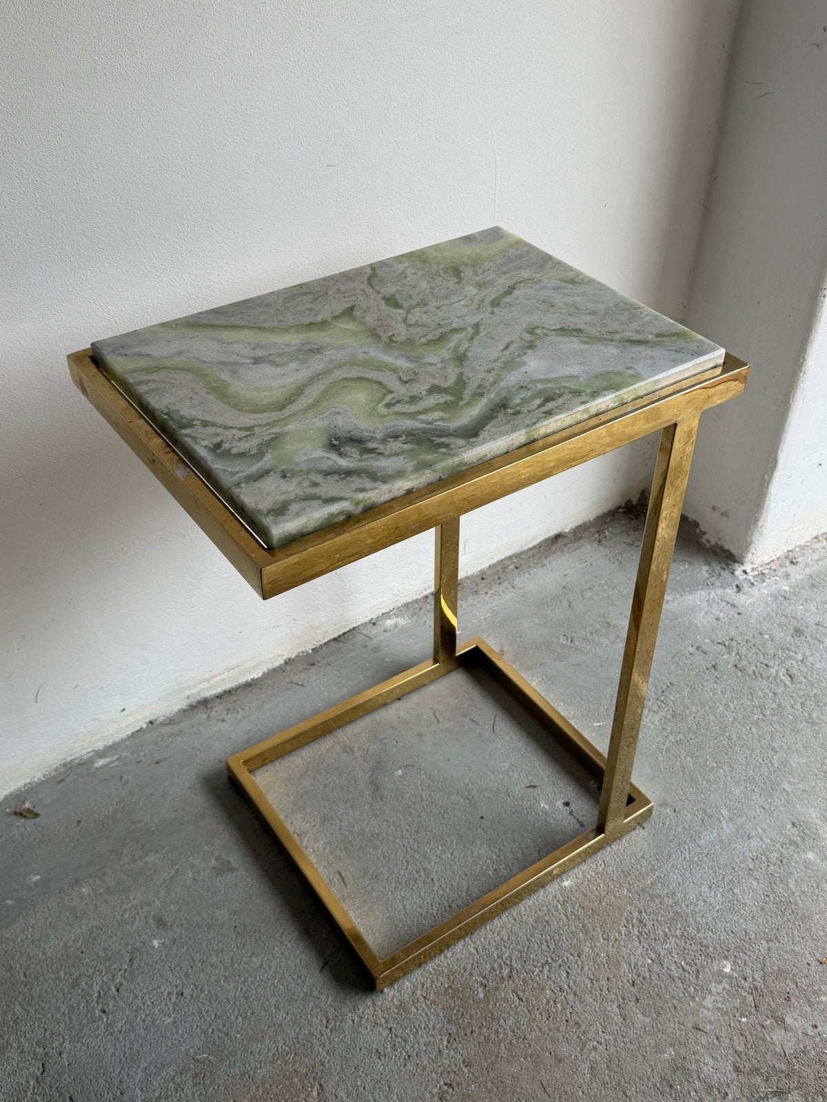 Bijzettafel met marmeren blad en gouden frame, Huis en Inrichting, Ophalen, 50 tot 100 cm, Rond, Zo goed als nieuw