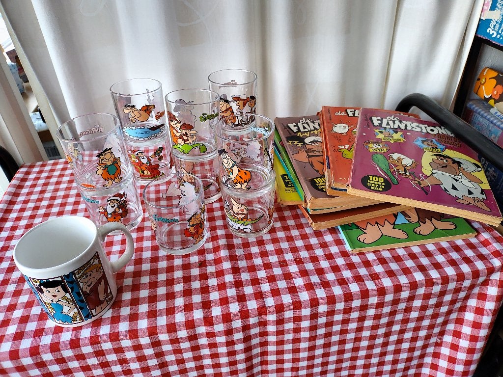 The Flintstones glazen Penotti, beker en boeken., Verzamelen, Ophalen of Verzenden, Overige figuren, Gebruikt, Gebruiksvoorwerp