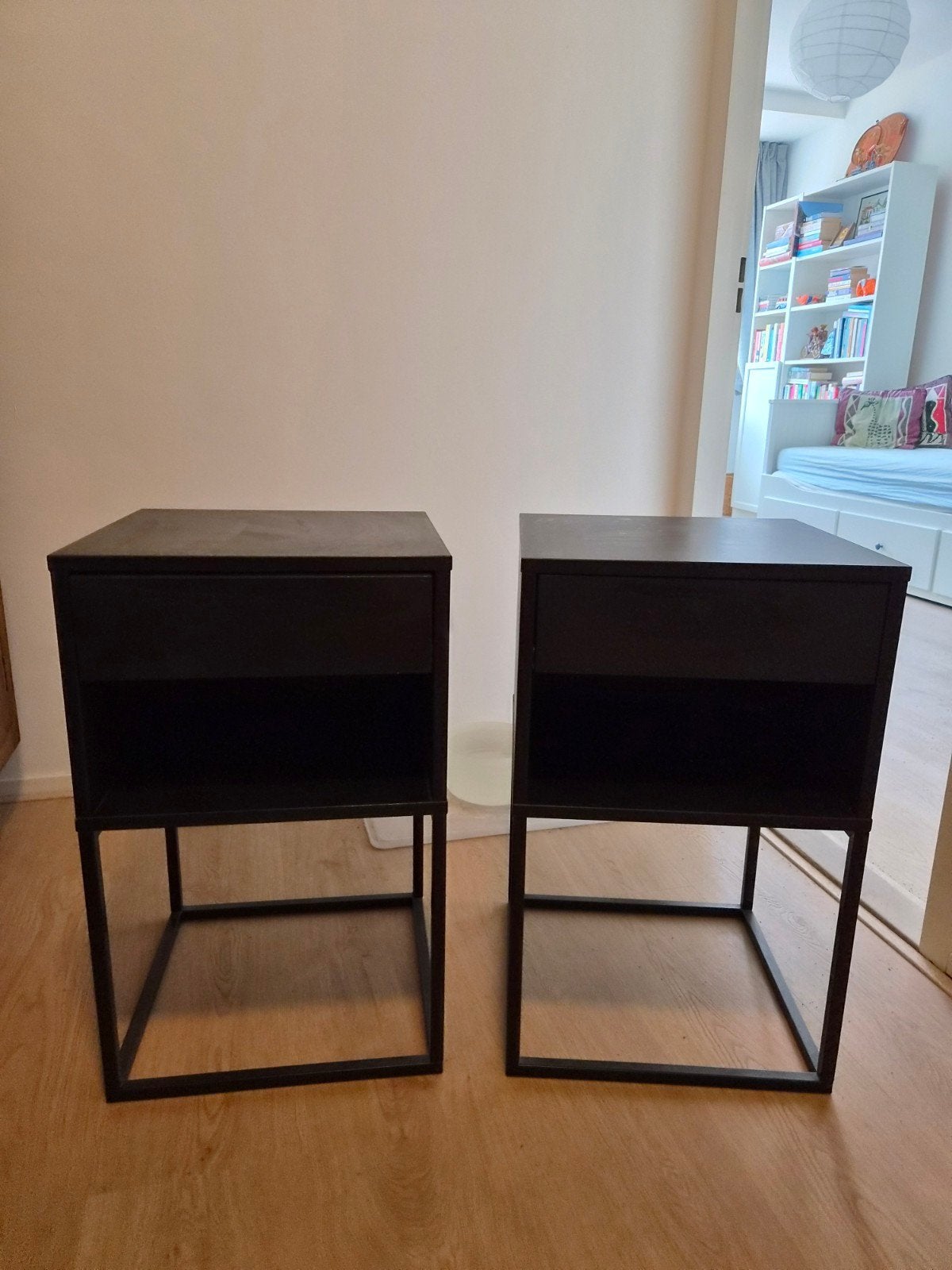 Set van 2 zwarte nachtkastjes - Ikea Vikhammer