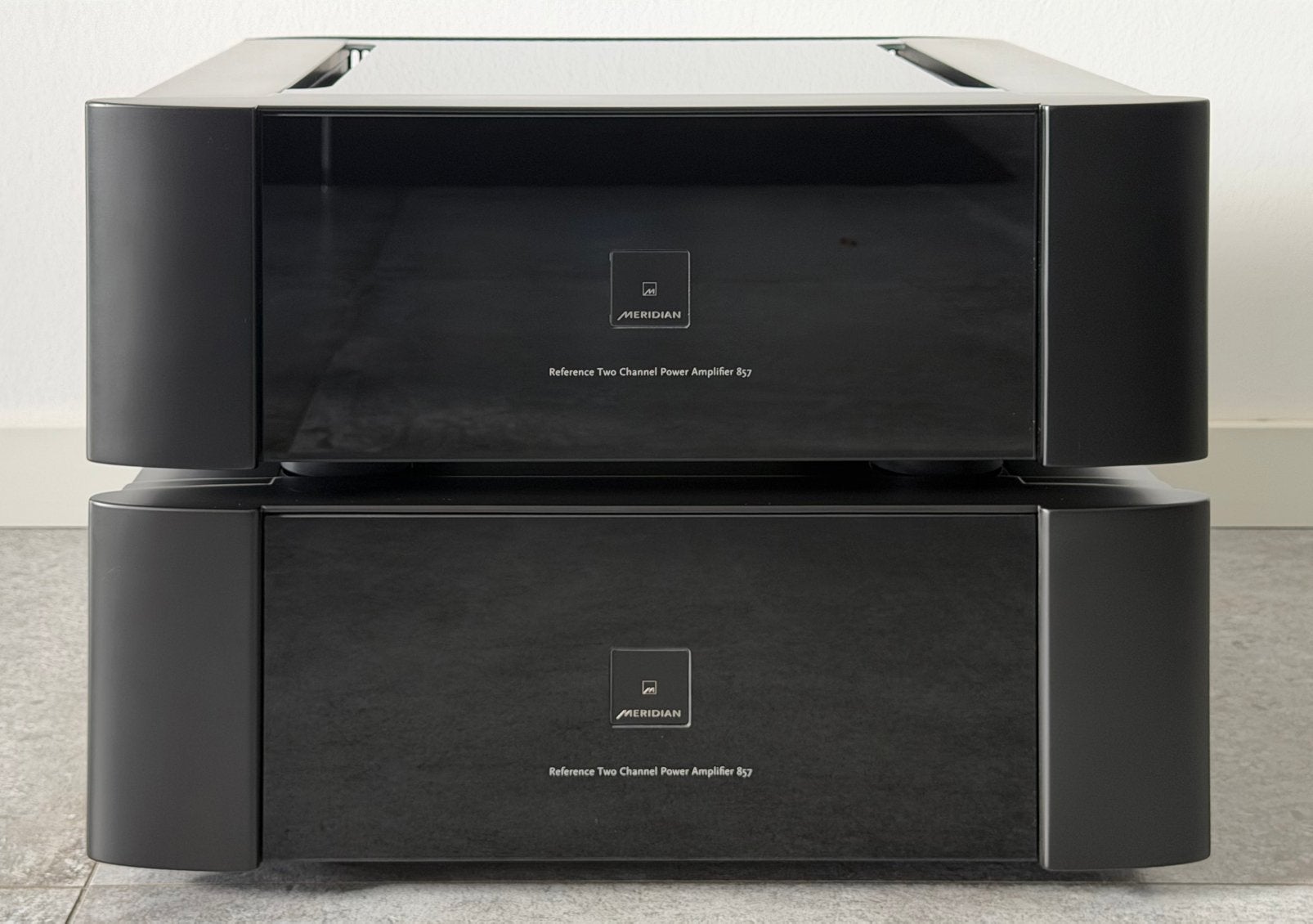 2 stuks Meridian 857 eindversterkers, Zo goed als nieuw, 120 watt of meer, Stereo, Ophalen
