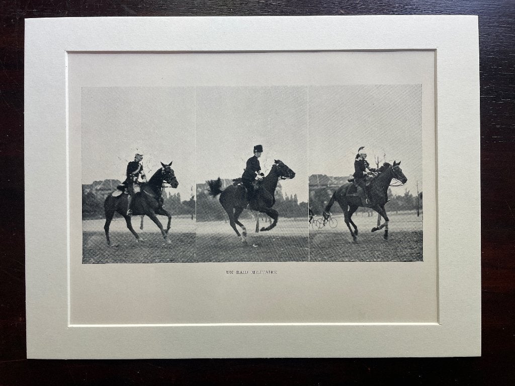 Paarden prent 1907 - Un Raid Miltaire - P0611-02, Antiek en Kunst, Kunst | Etsen en Gravures, Ophalen of Verzenden, Overige technieken