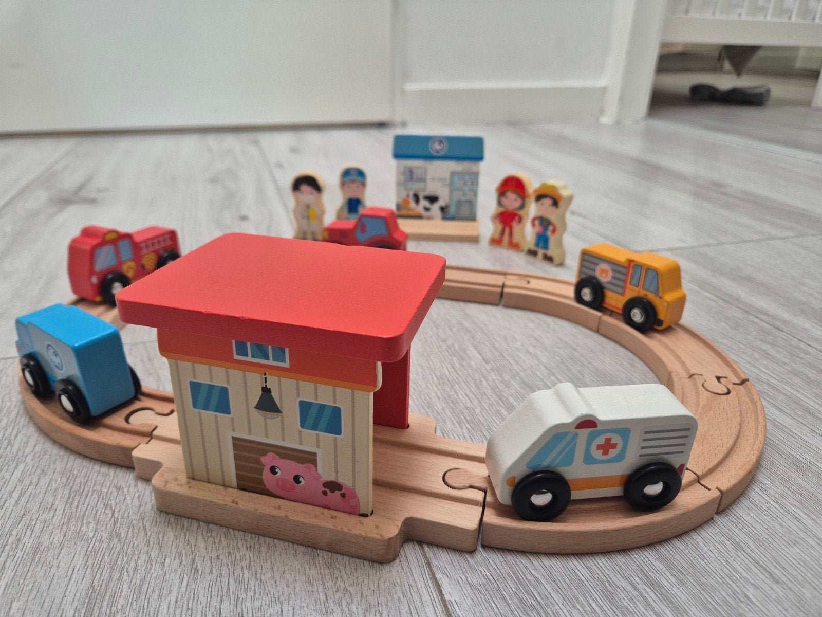 Houten treinbaan met voertuigen en figuren, Kinderen en Baby's, Ophalen, Zo goed als nieuw, Rij- of Hobbelspeelgoed