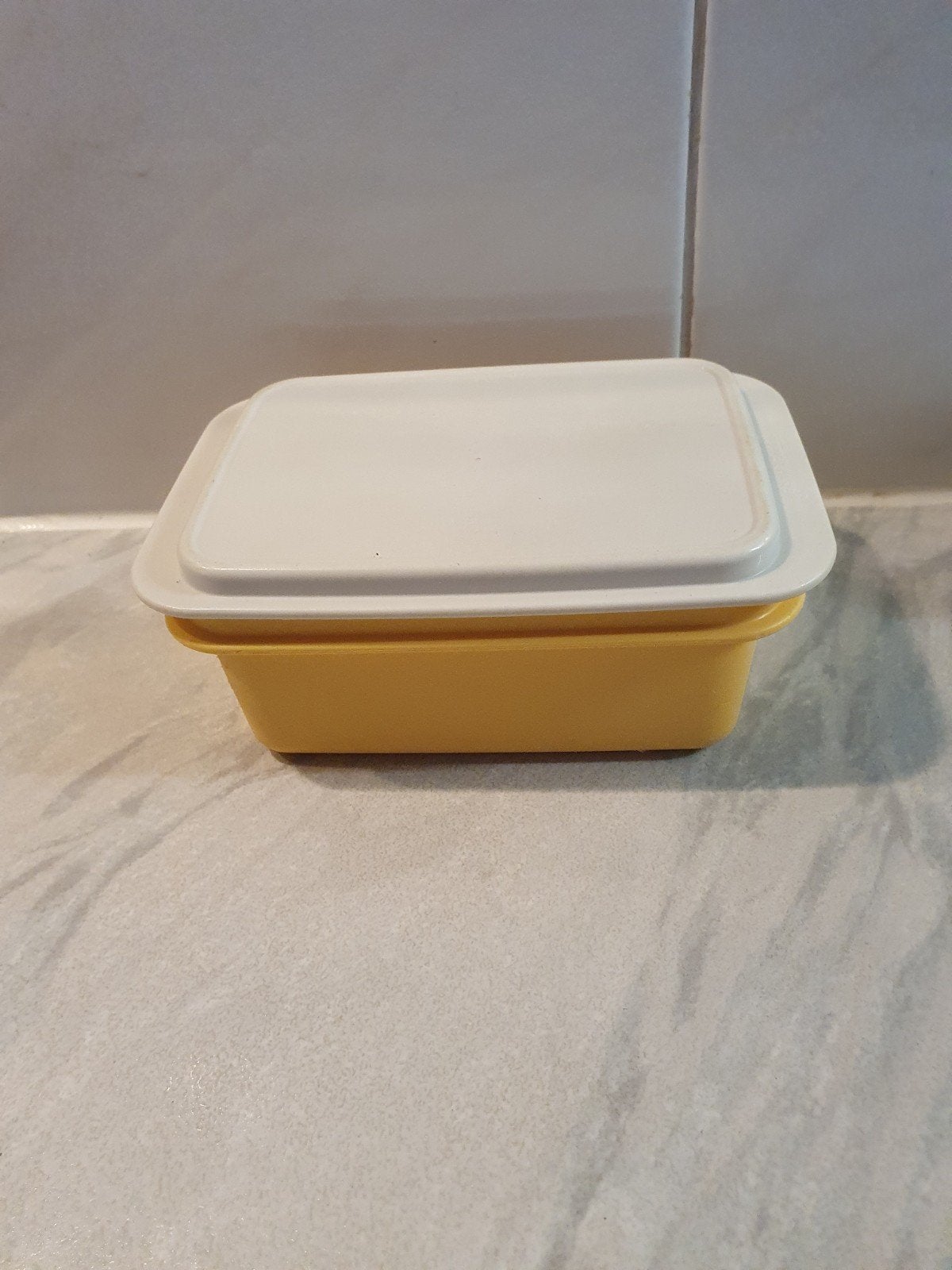 Tupperware botervloot geel met witte deksel retro, Botervloot, Geel, Ophalen of Verzenden, Zo goed als nieuw