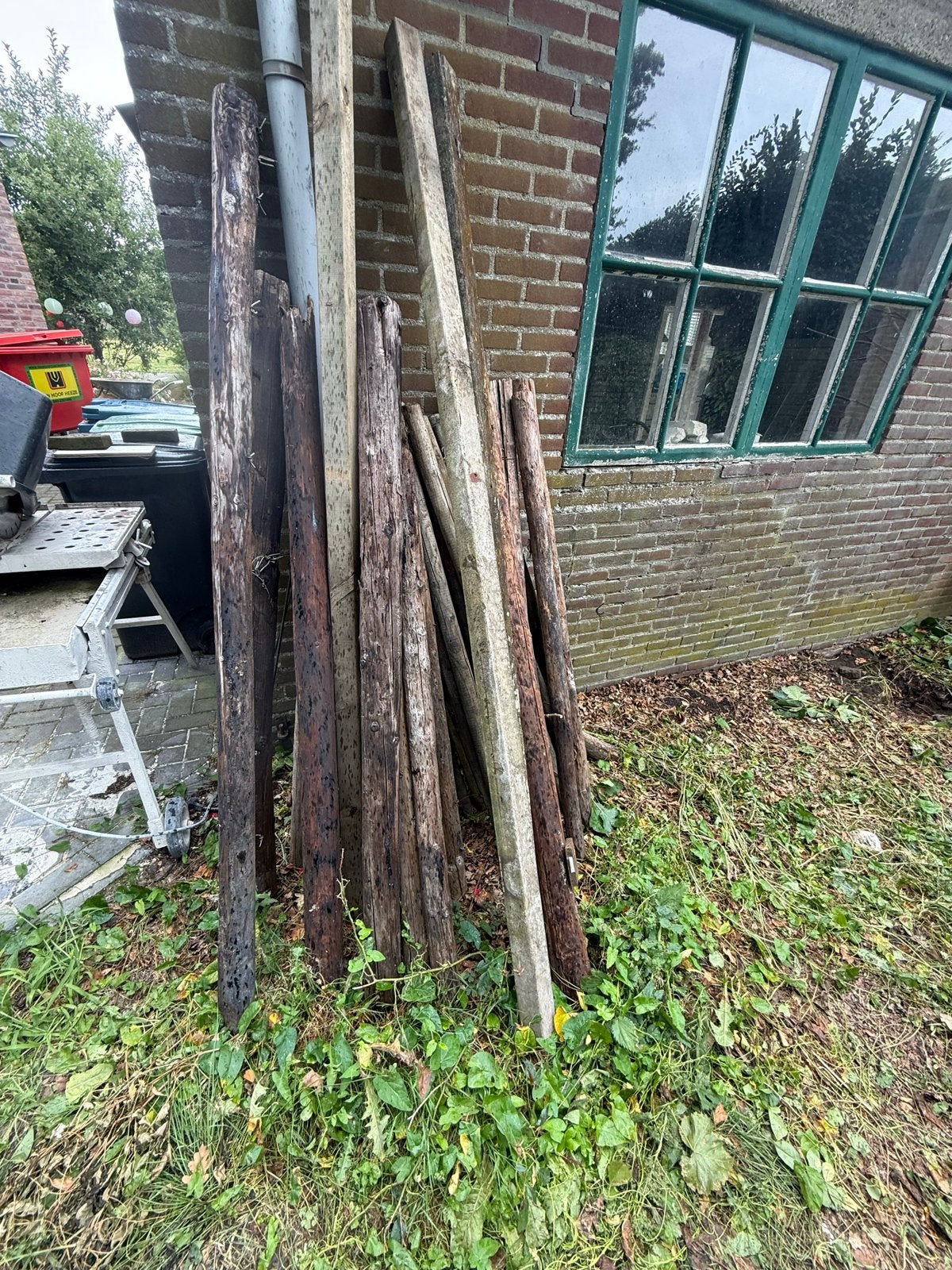 Diverse gebruikte houten palen en balken, Gebruikt, Balk, Overige houtsoorten, Ophalen