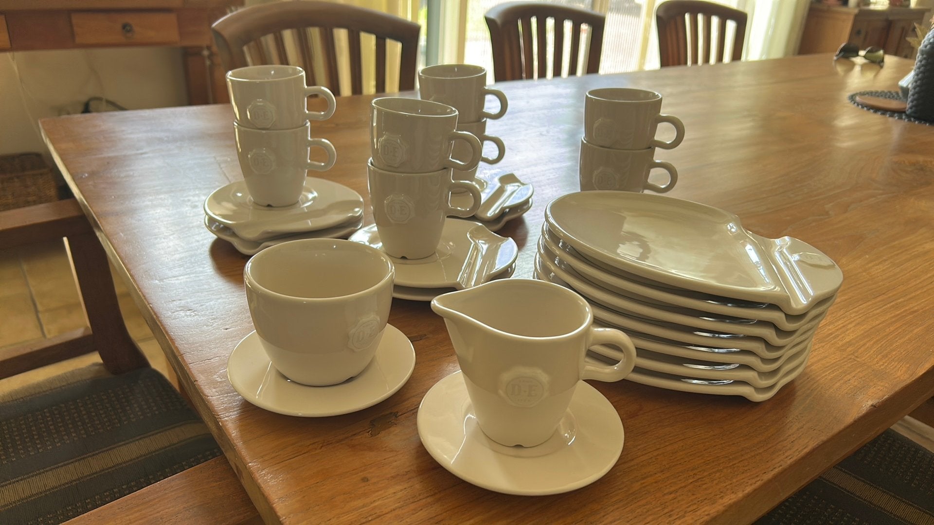 Douwe Egberts Wit servies kopjes/schoteltjes, melkkannetje, Antiek en Kunst, Antiek | Servies compleet, Ophalen of Verzenden