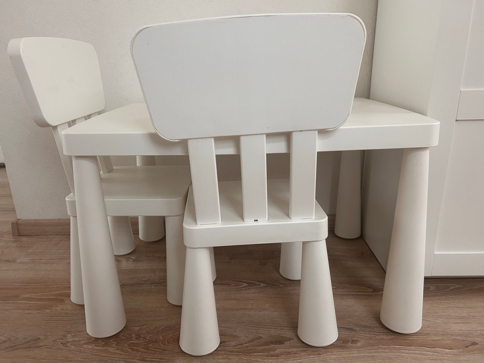 Ikea MAMMUT kindertafel met 2 stoelen wit nieuwprijs 58 euro, Ophalen, Gebruikt, Tafel(s) en Stoel(en)