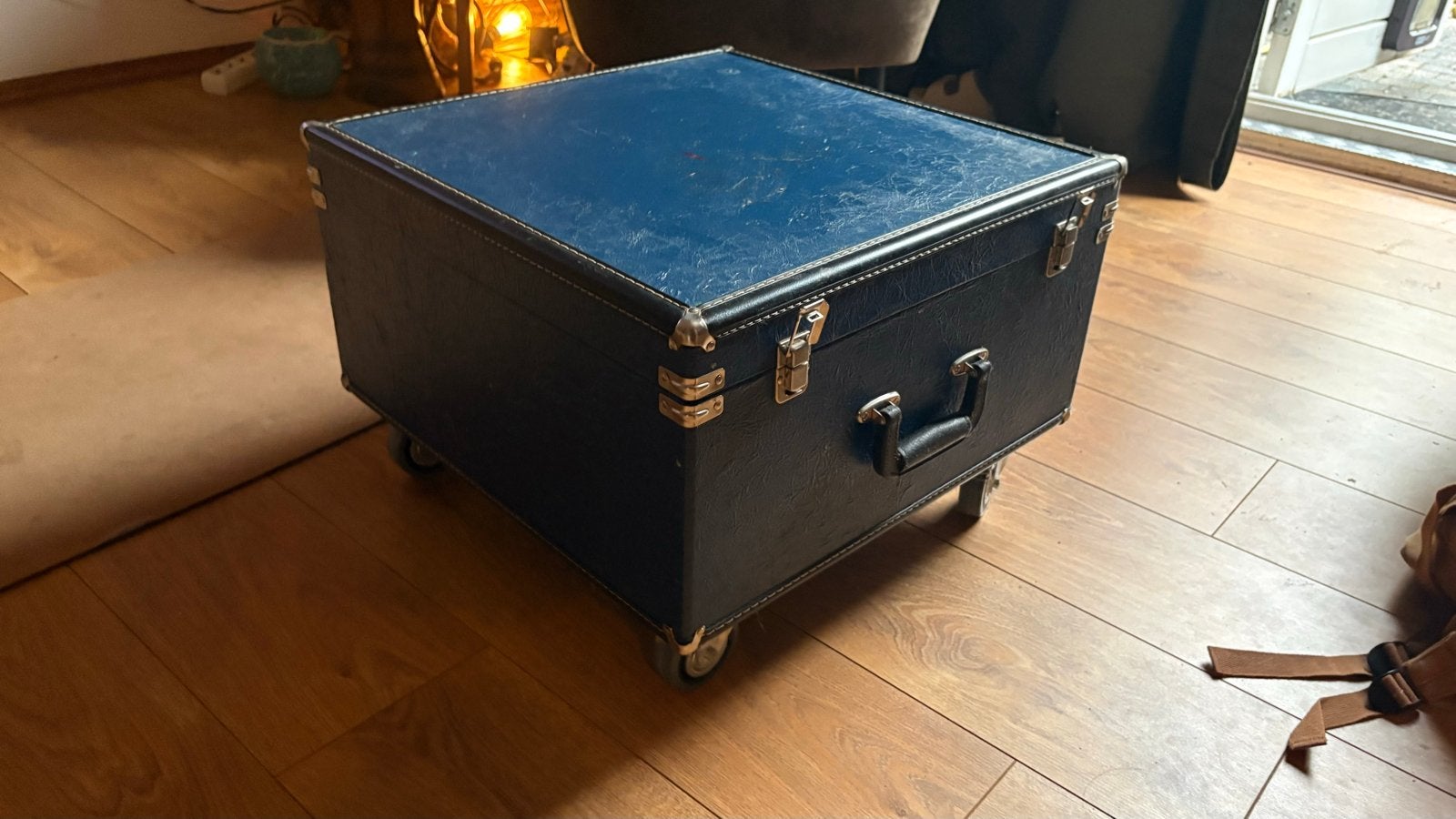 Vintage Koffer Tafeltje op Wielen - Blauw (51x51x36 cm), Ophalen, Minder dan 55 cm, Gebruikt, Vierkant