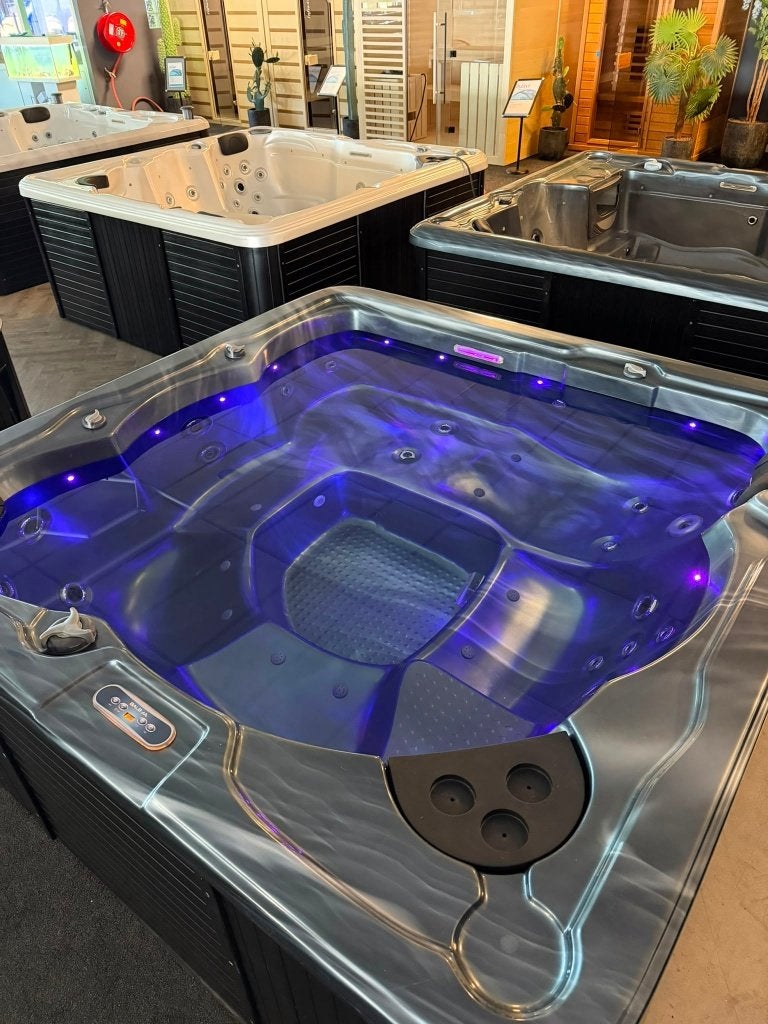 Luxe 5-Persoons Spa / Jacuzzi 200 x 200 cm – 1 Ligplaats, Tuin en Terras, Bubbelbaden en Hottubs, Ophalen, Zo goed als nieuw, Trap