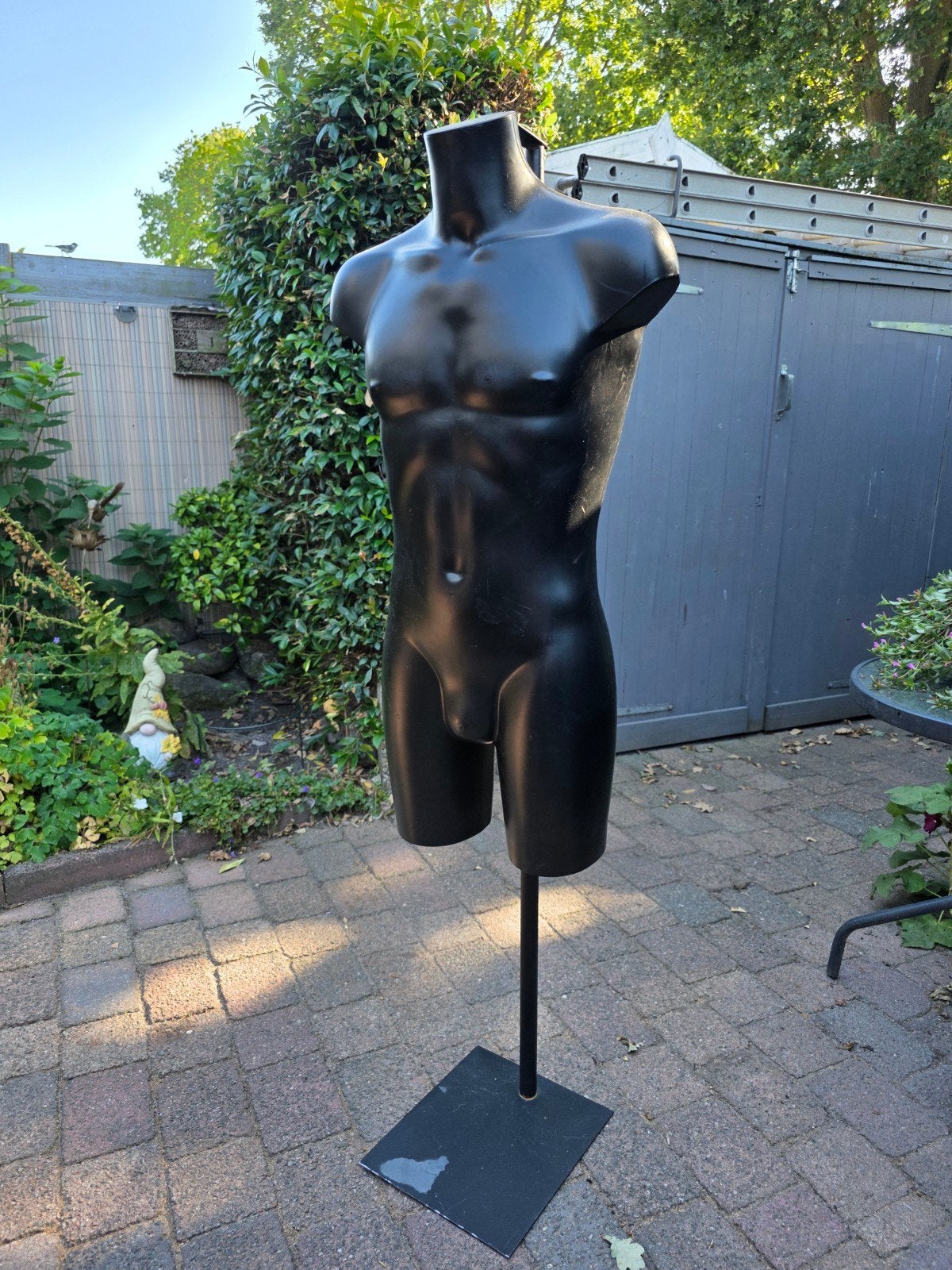Zwarte heren torso, paspop op standaard., Ophalen