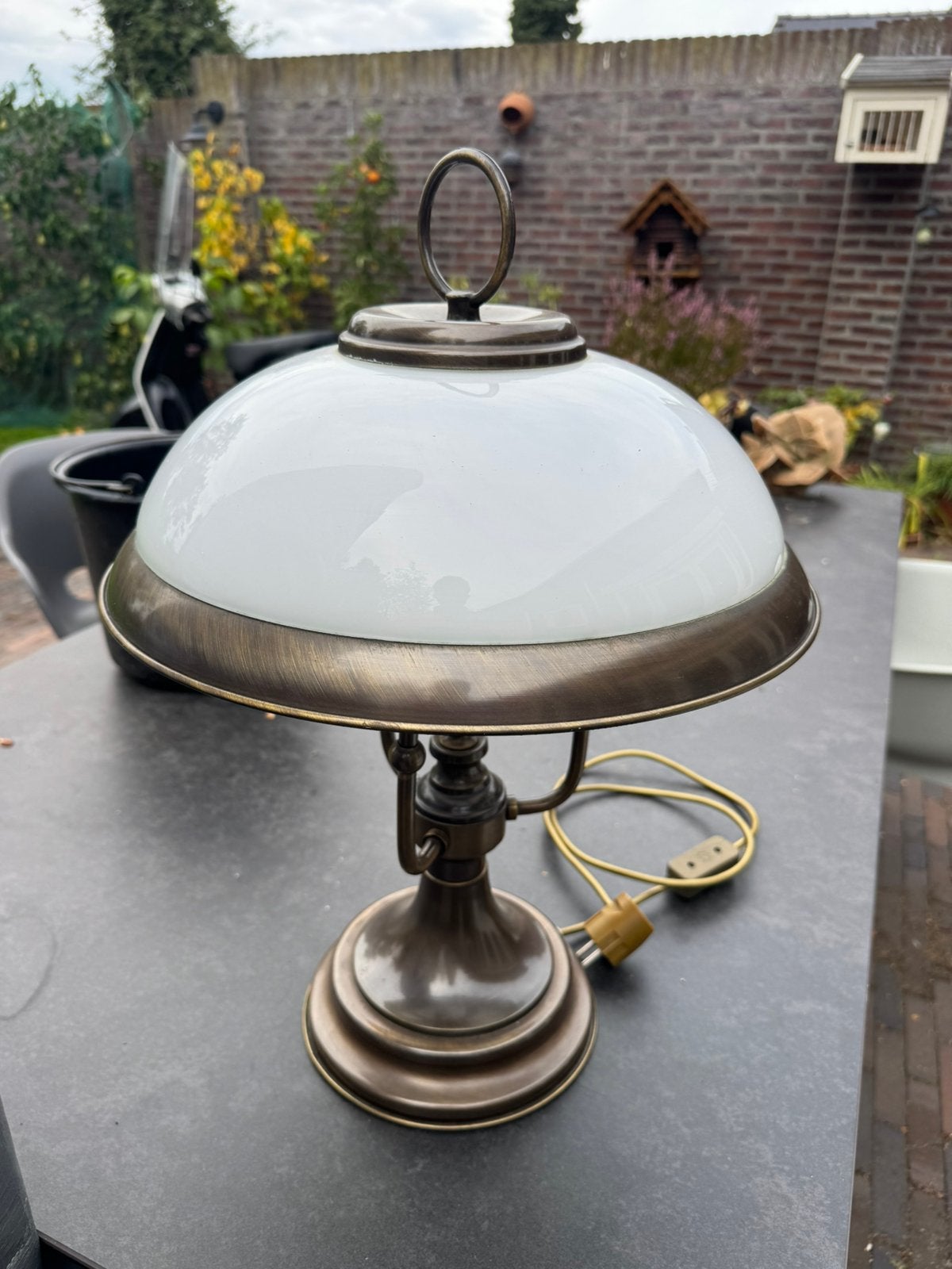 Vintage tafellamp – opaalglazen kap – brons/messing, Huis en Inrichting, Bureaulamp, Met schakelaar, Ophalen of Verzenden, Zo goed als nieuw