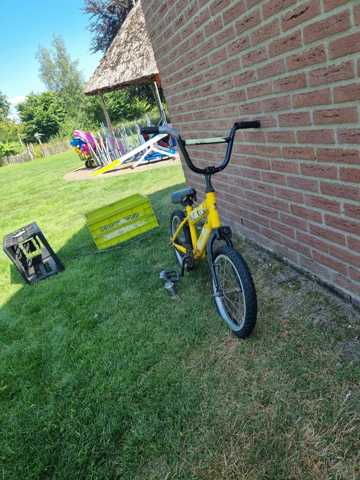 Gele kinderfiets met stunt pets, Ophalen of Verzenden, Gebruikt, 16 tot 20 inch, Zijwieltjes