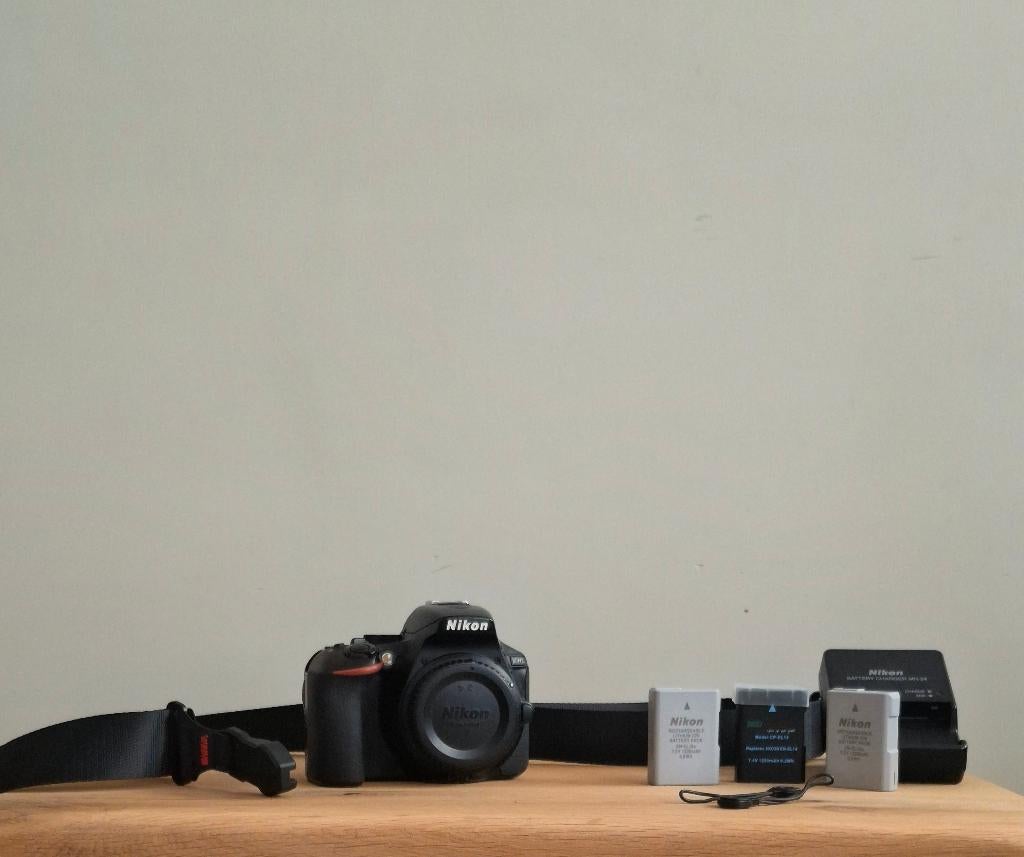 Nikon D5600 body + 3 accus en camera riem, Gebruikt, Spiegelreflex, Ophalen of Verzenden, Nikon