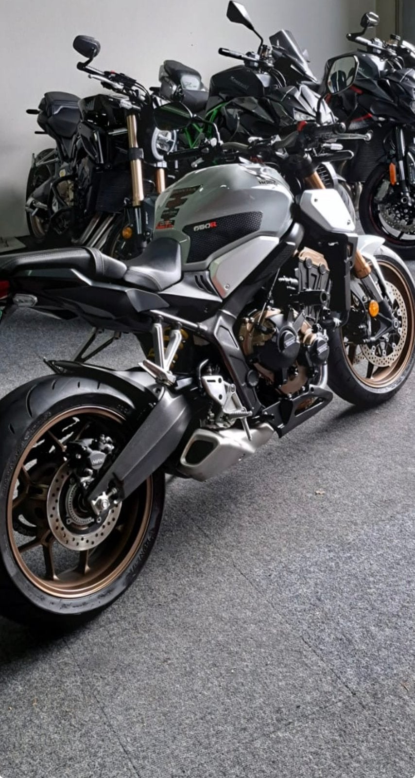 Honda CB650R Pearl Smokey Grey met quickshifter, Motoren, 4 cilinders, Gebruikt, Particulier, Meer dan 35 kW