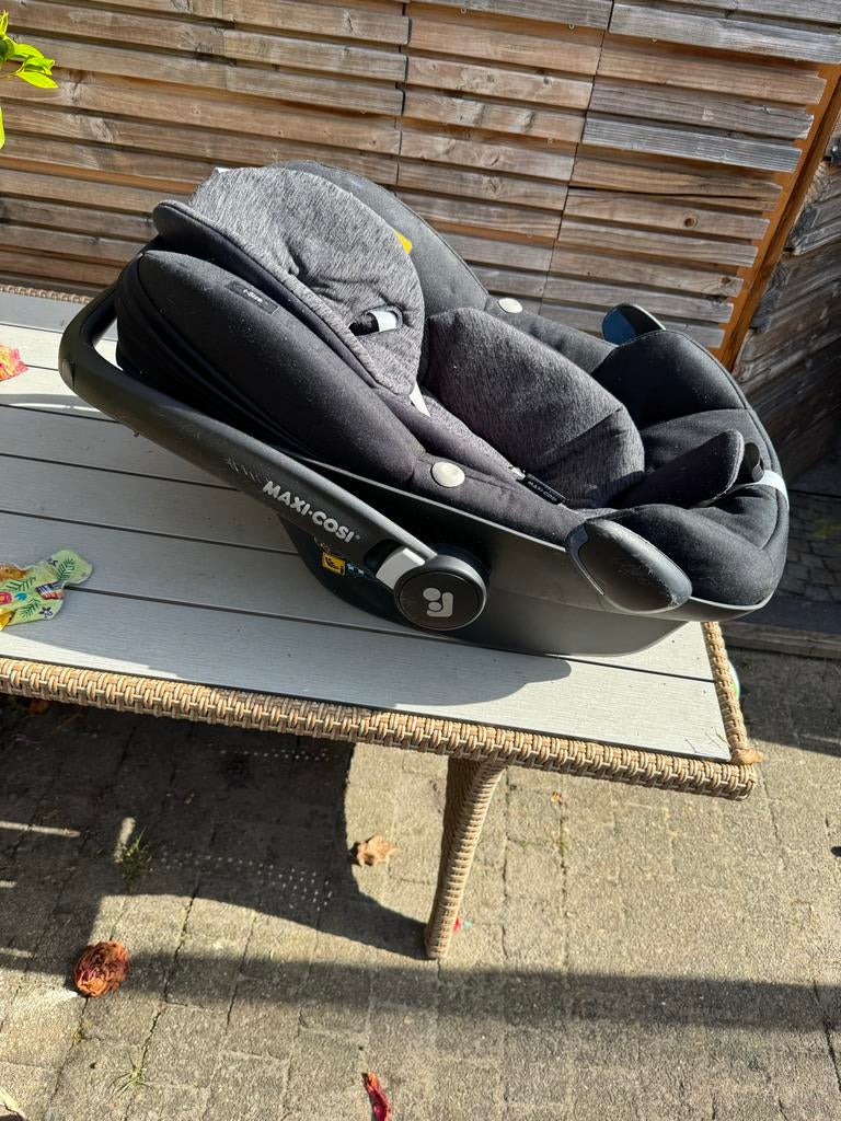 Maxi-Cosi autostoel - met allerlei baby inleg kussens, Ophalen, Autogordel, Zijbescherming, Zo goed als nieuw
