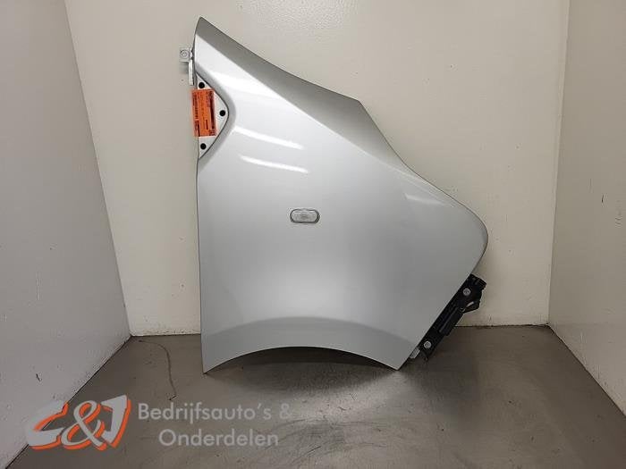 Scherm rechts-voor van een Opel Vivaro (L193), Gebruikt, -, -, Opel