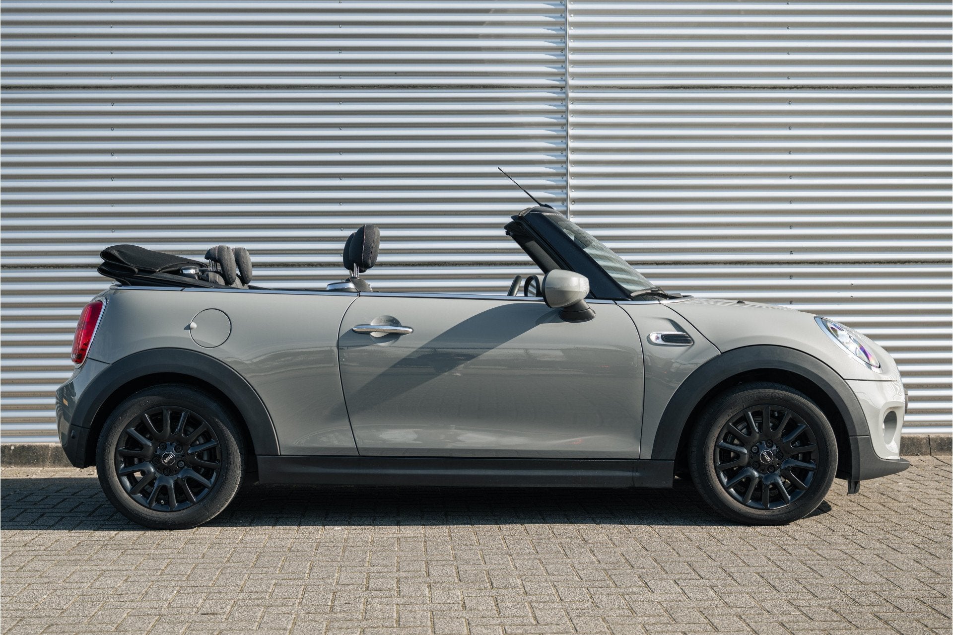 MINI Cabrio One Salt / LED / PDC / Airconditioning / Cruise, Auto's, Mini, Voorwielaandrijving, Dealer onderhouden, Stof, Gebruikt