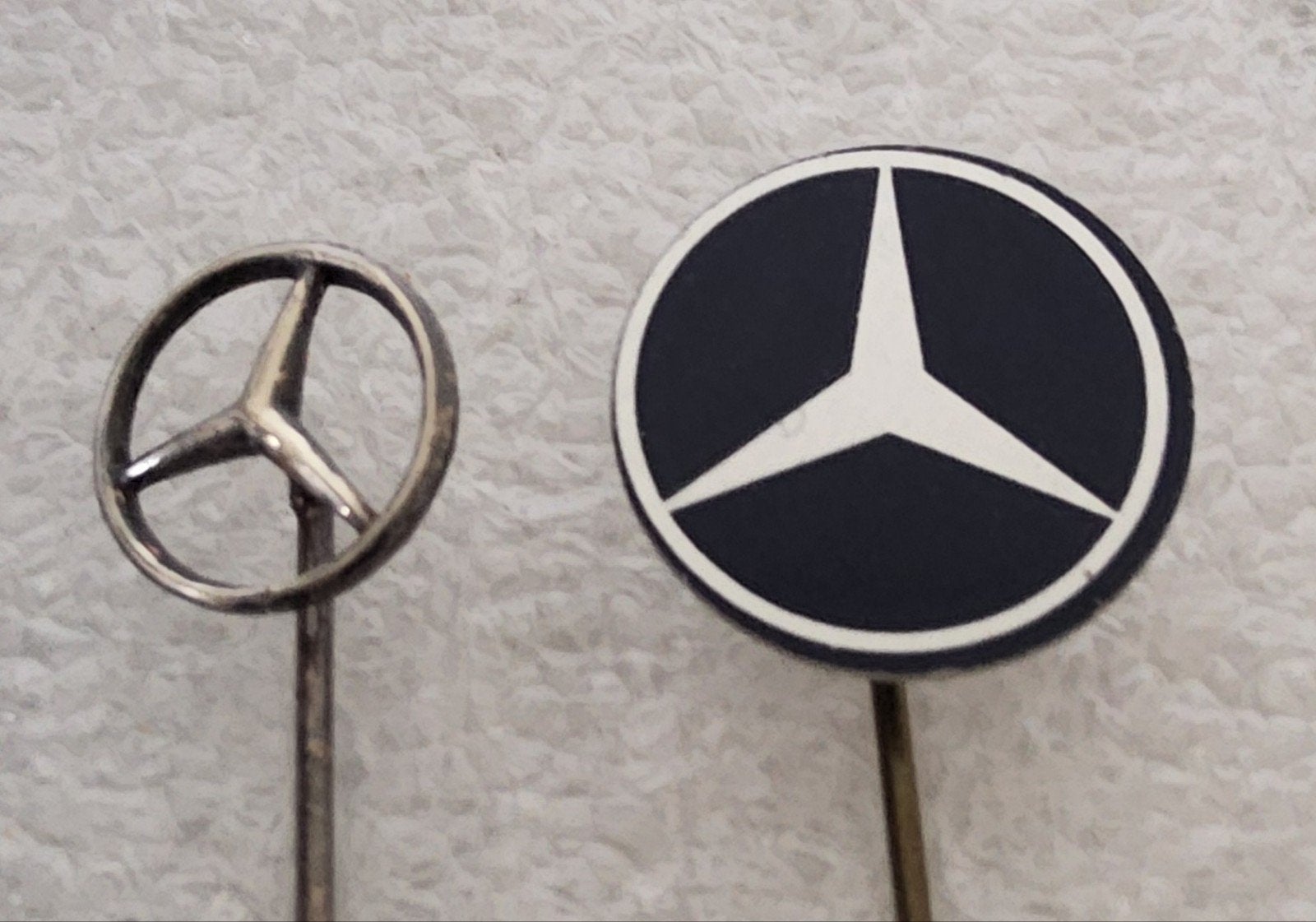2 Mercedes-Benz Speldjes - Vintage Collectie, Verzamelen, Ophalen of Verzenden, Gebruikt, Merk, Speldje of Pin