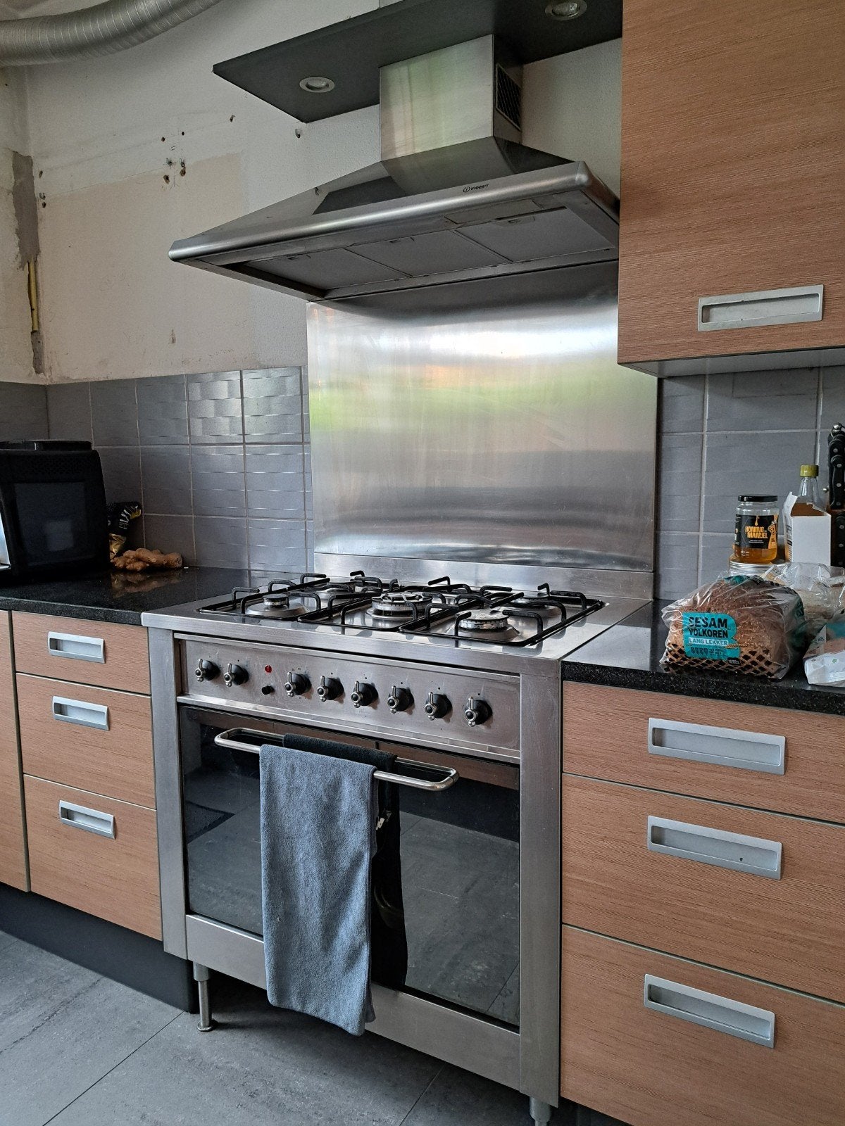 RVS gasfornuis met achterwand en afzuigkap, Witgoed en Apparatuur, Fornuizen, Ophalen, Gebruikt, 60 cm of meer, Gas