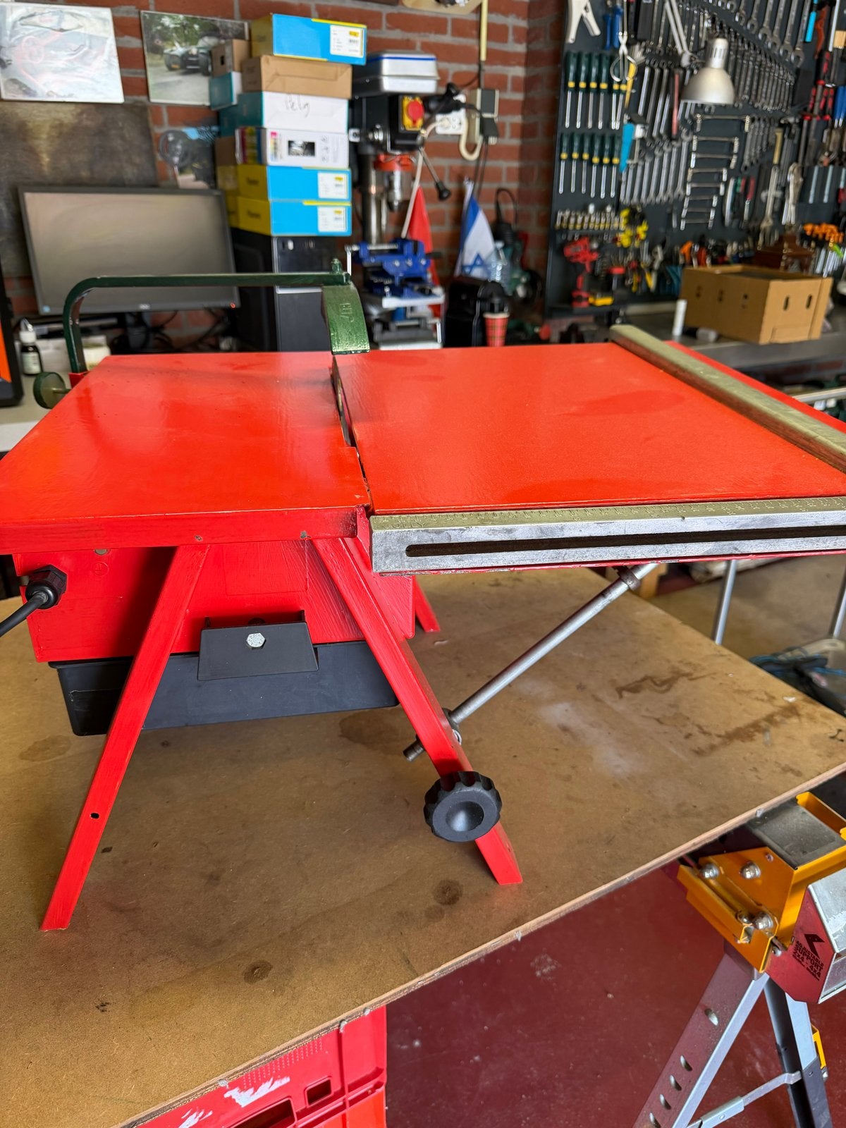 Compacte zaagtafel - Ideaal voor kleine werkplaatsen, Doe-het-zelf en Verbouw, Gereedschap | Zaagmachines, Ophalen, Gebruikt, Cirkelzaag