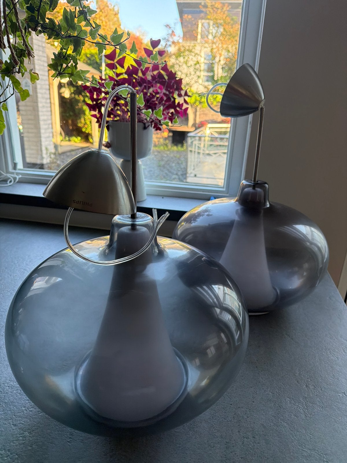 2x Philips hanglampen - Glazen bol - Grijs, Ophalen, Grijs, Philips, Zo goed als nieuw