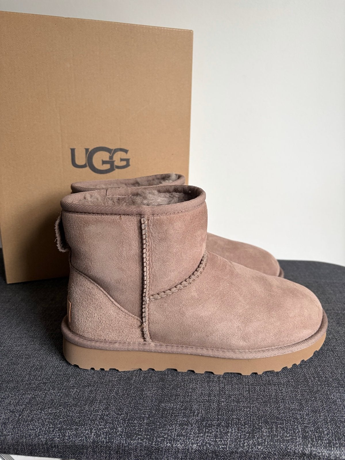 UGG Classic Mini II laarzen - Taupe - Maat 38, Kleding | Dames, Ophalen of Verzenden, Zo goed als nieuw, Bruin, Lage of Enkellaarzen