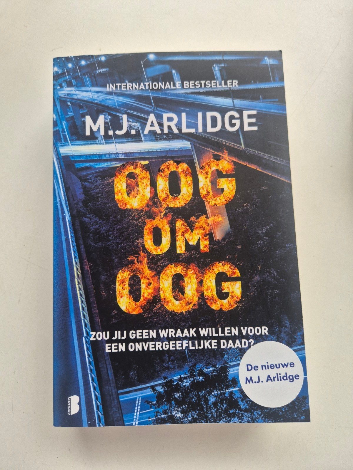 M.J. Arlidge - Oog om Oog (Thriller), Ophalen of Verzenden, Zo goed als nieuw, M.J. Arlidge, Europa overig