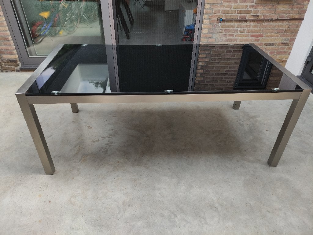 Eetkamertafel met zwart glazen blad en RVS poten, Huis en Inrichting, Tafels | Eettafels, Ophalen, Gebruikt, 100 tot 150 cm, Modern, Industrieel
