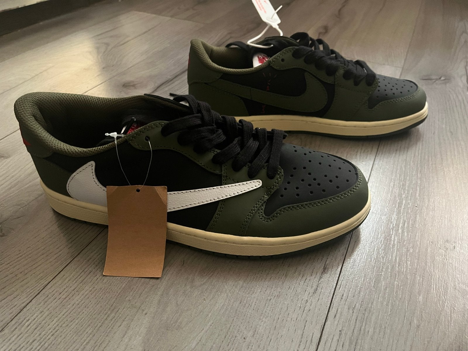 Nike Travis Scott Jordan 1 Low Olive - Maat 43.5, Kleding | Heren, Schoenen, Ophalen of Verzenden, Nieuw, Overige kleuren, Sneakers of Gympen